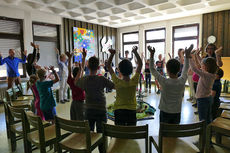 Kinderkarfreitagsliturgie im Gemeindezentrum (Foto: Karl-Franz Thiede)